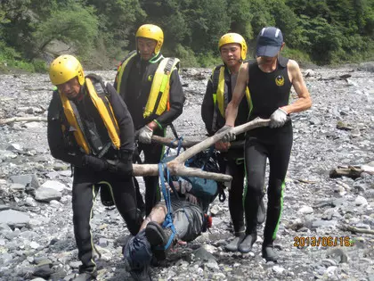 救難隊員「背大體下山」,路上卻聽見後頸「不斷傳來哭聲」!平安下山後問前輩才驚覺原來...
