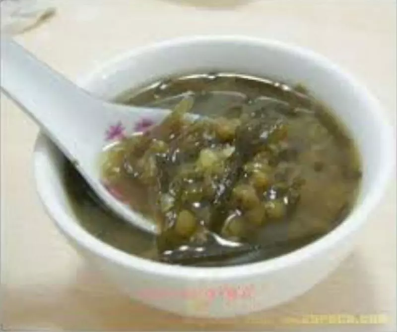《 12 道住家糖水 》愛美的姑娘們千萬別偷懶,沒事兒煲個糖水滋潤又美顏,讓你皮膚水當當! 滋陰潤燥,愛喝糖水皮膚好!