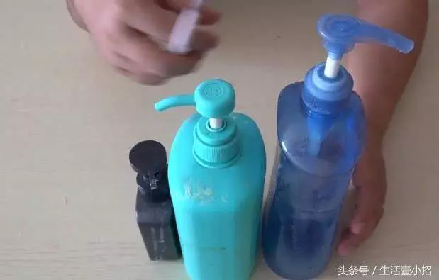 這種瓶子的壓嘴是個寶,剪下來這樣用,解決了生活中不少的麻煩事