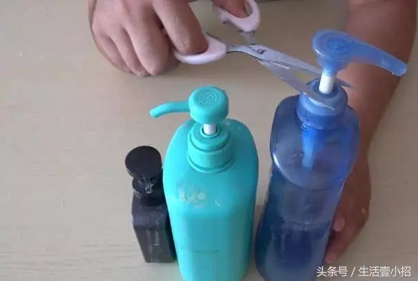 這種瓶子的壓嘴是個寶,剪下來這樣用,解決了生活中不少的麻煩事