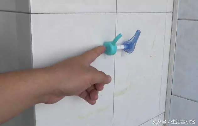 這種瓶子的壓嘴是個寶,剪下來這樣用,解決了生活中不少的麻煩事