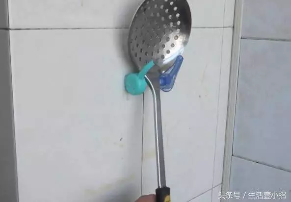 這種瓶子的壓嘴是個寶,剪下來這樣用,解決了生活中不少的麻煩事
