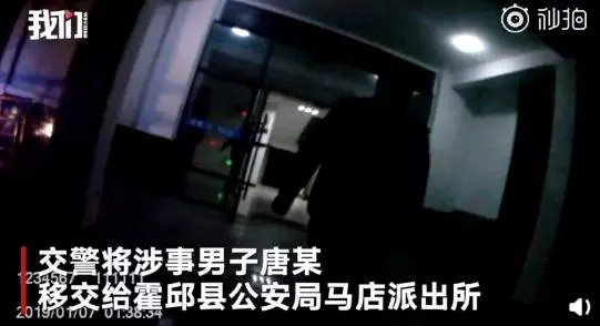 警巧遇高速公路「車震ing」 女躺後座呼救:我不是他老婆 - Yahoo奇摩新聞