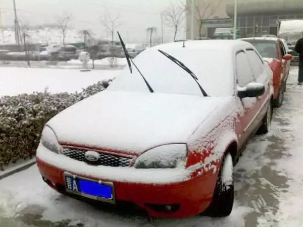 大雪過後,為什麼要把汽車雨刮器立起來?只有老司機才懂