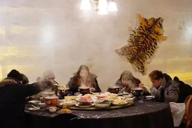 在零下30度的冰宮裡吃火鍋是種什麼體驗?南方遊客:我想流汗!