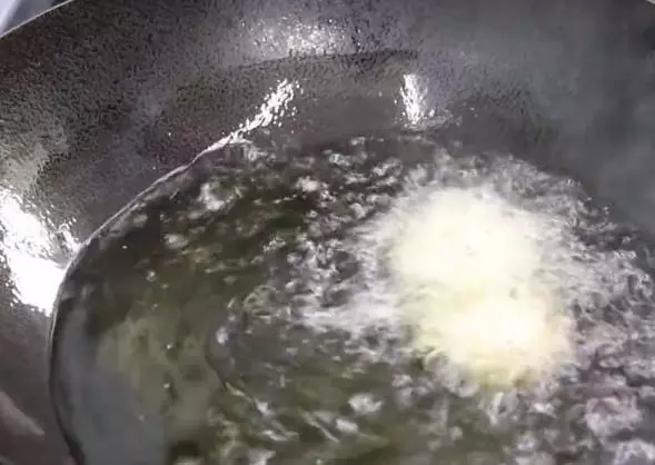 豆腐別再紅燒了,試試這種做法,一頓能吃個2斤,味道鮮美還簡單