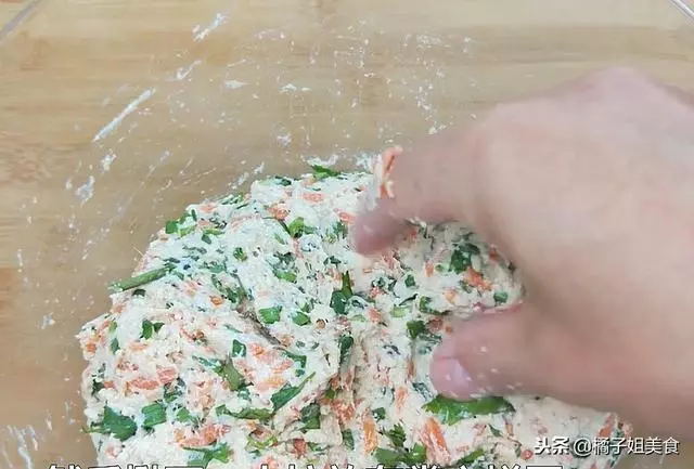 丸子的新做法,我們全家都吃撐了,又香又鮮,比韭菜丸子還要香