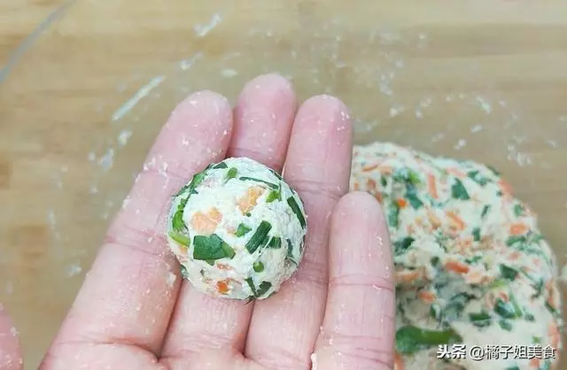 丸子的新做法,我們全家都吃撐了,又香又鮮,比韭菜丸子還要香