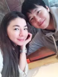 顏清標4個兒子「全把校花娶走」看到孫子合照才知道基因有多狂!