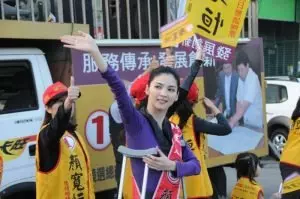 顏清標4個兒子「全把校花娶走」看到孫子合照才知道基因有多狂!