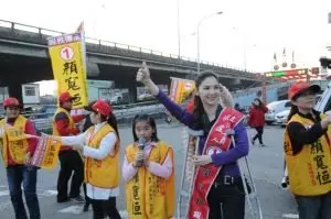 顏清標4個兒子「全把校花娶走」看到孫子合照才知道基因有多狂!