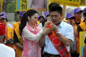 顏清標4個兒子「全把校花娶走」看到孫子合照才知道基因有多狂!