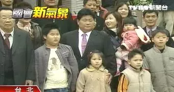 顏清標4個兒子「全把校花娶走」看到孫子合照才知道基因有多狂!