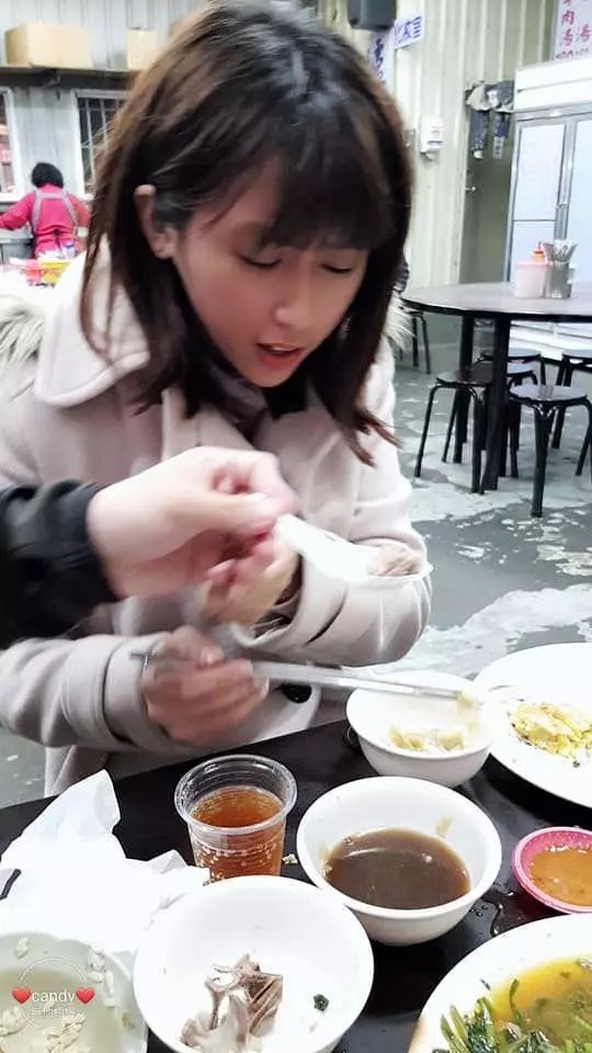 貼心弟挑肉給拔牙姊…母上網狂炫乖兒!見「高顏值姊姊」網全歪樓:以後交給我!