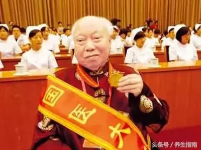 眼睛模糊,視力不好?從醫70年的老中醫教你兩招恢復視力