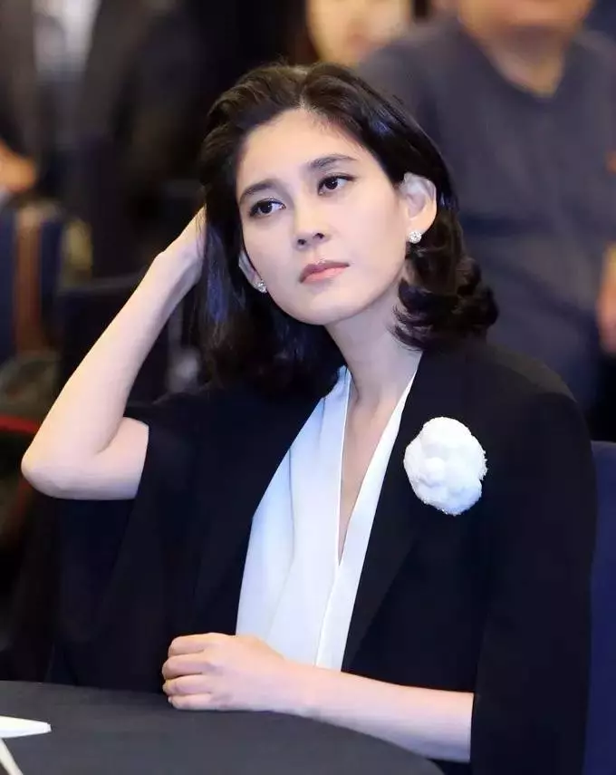 三星總栽女兒嫁保全,丈夫卻二度自殺!要求70億離婚,婚姻不幸,她還是把人生活得優雅亮麗!