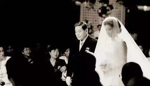 三星總栽女兒嫁保全,丈夫卻二度自殺!要求70億離婚,婚姻不幸,她還是把人生活得優雅亮麗!