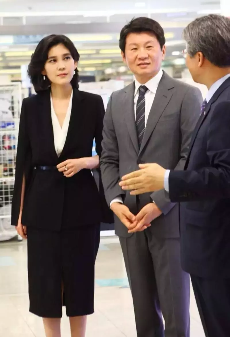 三星總栽女兒嫁保全,丈夫卻二度自殺!要求70億離婚,婚姻不幸,她還是把人生活得優雅亮麗!