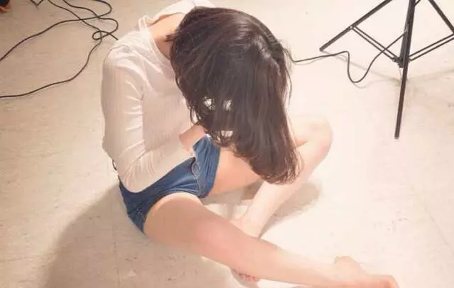 妹妹把女兒托給姐姐帶,女兒說姐夫打她,十年後妹妹送姐姐八十萬