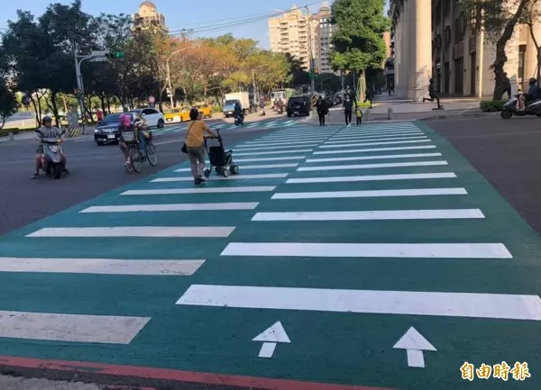 桃園市斑馬線變裝了!拉鍊型、3D立體、大玩色彩…你看過?
