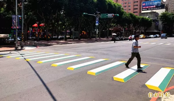 桃園市斑馬線變裝了!拉鍊型、3D立體、大玩色彩…你看過?