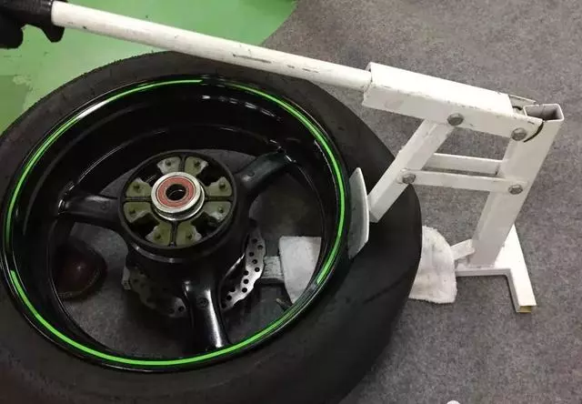 嗨!兄弟們該自己動手換輪胎了,其實換輪胎好簡單的!