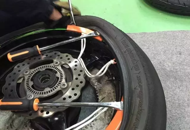 嗨!兄弟們該自己動手換輪胎了,其實換輪胎好簡單的!