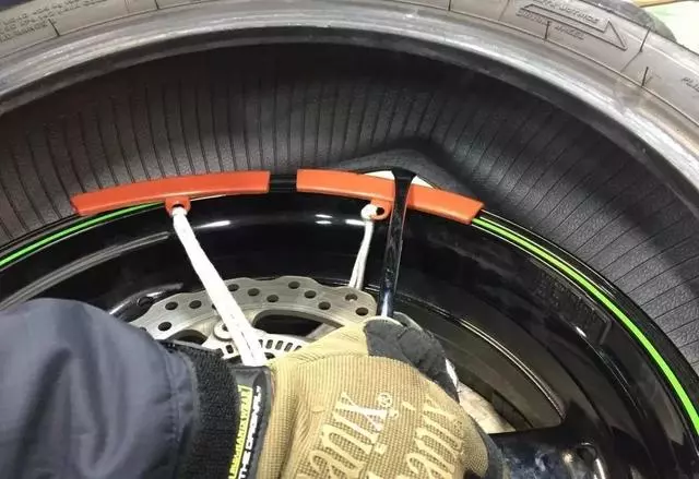 嗨!兄弟們該自己動手換輪胎了,其實換輪胎好簡單的!