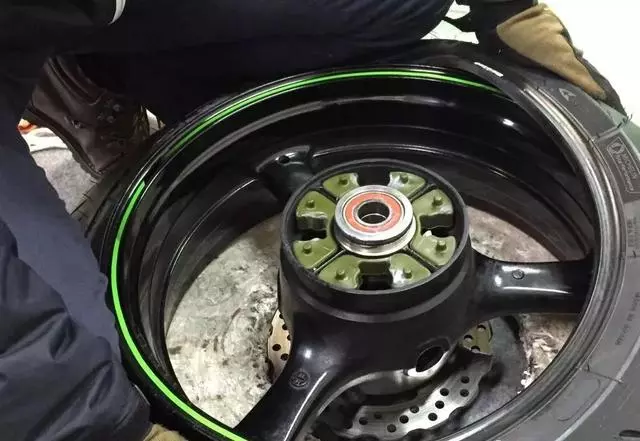 嗨!兄弟們該自己動手換輪胎了,其實換輪胎好簡單的!