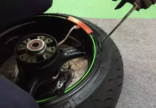 嗨!兄弟們該自己動手換輪胎了,其實換輪胎好簡單的!