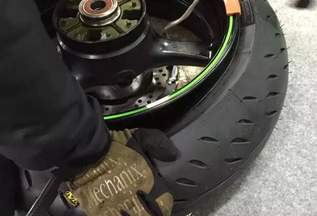 嗨!兄弟們該自己動手換輪胎了,其實換輪胎好簡單的!