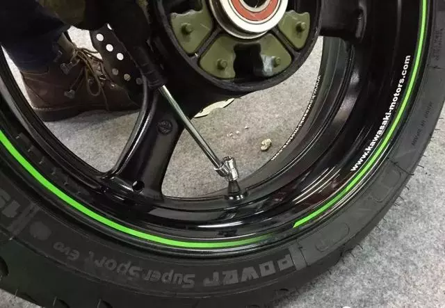 嗨!兄弟們該自己動手換輪胎了,其實換輪胎好簡單的!