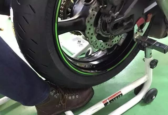嗨!兄弟們該自己動手換輪胎了,其實換輪胎好簡單的!