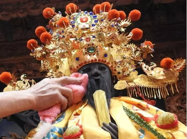 廟遭地震震毀...重建10餘年完工城隍爺開心落淚!顯神蹟!