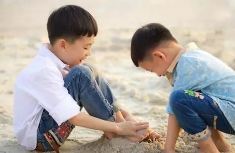 兒子入贅豪門,每月偷偷給母親打錢,五年後被趕出豪門,到家傻住