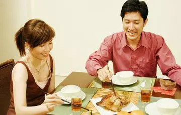 女子懷孕前,丈夫每天熬鴿子湯,女子嘴饞悄悄揭開鍋蓋,如遭雷擊