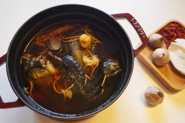 女子懷孕前,丈夫每天熬鴿子湯,女子嘴饞悄悄揭開鍋蓋,如遭雷擊