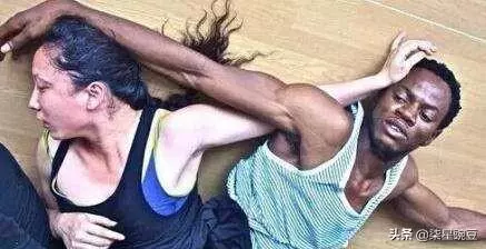女子嫁給非洲土豪才一個月,因無法忍受,決心要回家