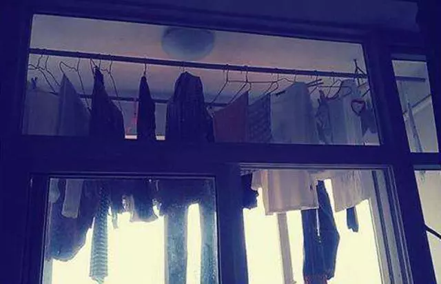 新婚夜老公洗衣服,老婆夸勤快,夜裡上廁所,瞥見陽台,逃回娘家