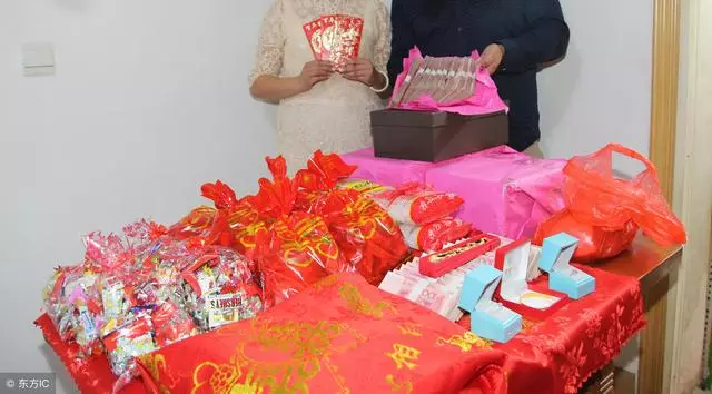 婚禮上來了位瘋婆子,她沖台上傻傻一笑,我怒扇男友耳光並報警