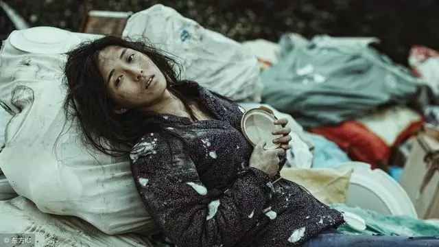 婚禮上來了位瘋婆子,她沖台上傻傻一笑,我怒扇男友耳光並報警