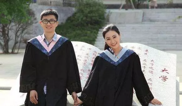 丈夫癱瘓,妻子為養家陪客戶出差,因感冒提前回來,推開門,蒙了