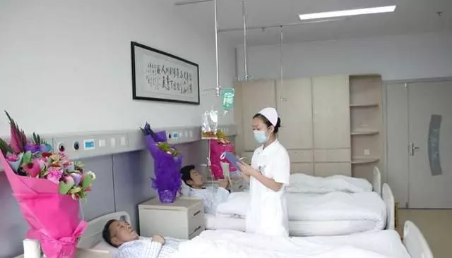 丈夫癱瘓,妻子為養家陪客戶出差,因感冒提前回來,推開門,蒙了
