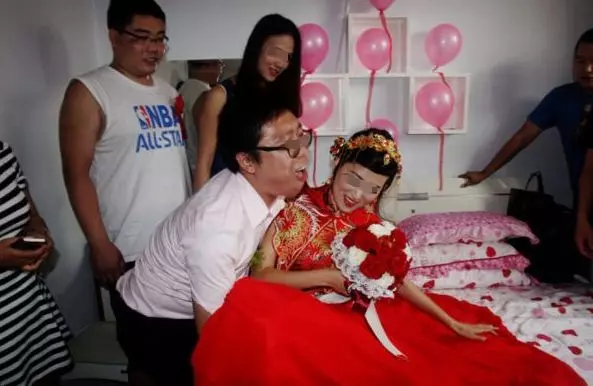 新婚妻子來例假,丈夫買來10捲紙巾,婆婆好奇,推開門含淚報警