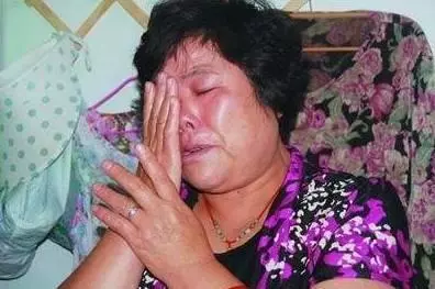 新婚妻子來例假,丈夫買來10捲紙巾,婆婆好奇,推開門含淚報警