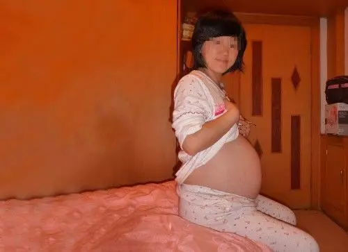 兒子去世,兒媳卻懷孕,婆婆罵她畜生,她指指遺像背面,婆婆自首