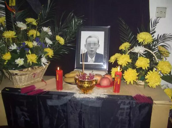 兒子去世,兒媳卻懷孕,婆婆罵她畜生,她指指遺像背面,婆婆自首