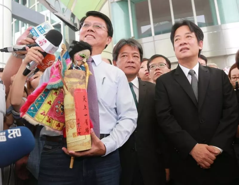 謝龍介和賴清德「一生監督你一人」,劇情峰迴路轉