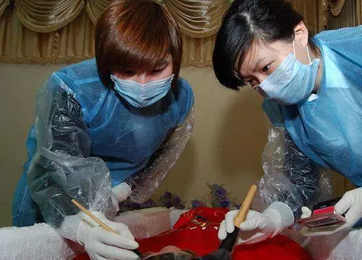 死人化妝學徒起薪點港幣43000蚊,有意應征的話,請考慮清楚 師傅會安排你響一個停屍間