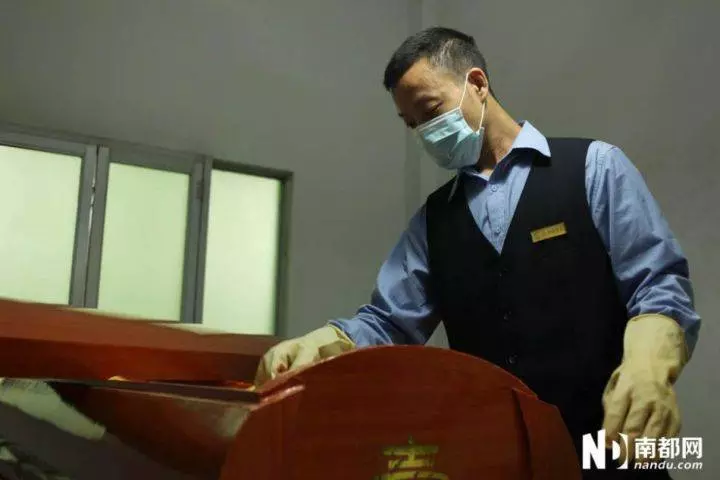 死人化妝學徒起薪點港幣43000蚊,有意應征的話,請考慮清楚 師傅會安排你響一個停屍間